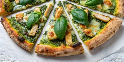 Zapomeňte na rajčatový základ. Domácí pizza s pestem, kuřetem a mozzarellou voní po celé kuchyni