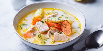 Finská polévka s lososem a smetanou: Jednoduchý recept, který bez problémů nahradí hlavní jídlo