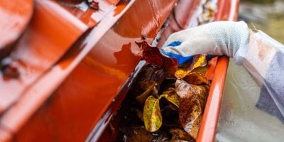 Listí v okapech nadělá v zimě velké škody. Přehled, co dalšího před mrazy zkontrolovat