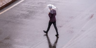 Všichni to děláme, i když se to nesmí. Za přecházení mimo přechod pro chodce je tučná pokuta