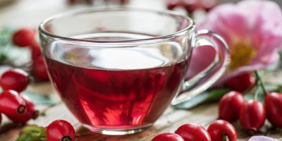Recept na domácí šípkový čaj: 3 jednoduché varianty ze sušených i čerstvých šípků