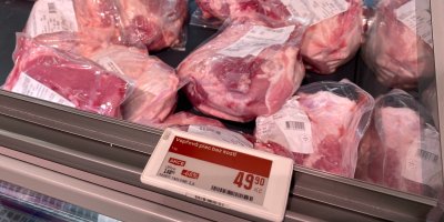 Kilo vepřového za 50 Kč, skoro jako bochník chleba. Proč je maso v českých obchodech tak levné?
