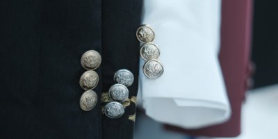 Trendy saka a bundy na podzim 2026: V kurzu jsou vojenské střihy, kovové knoflíky a výrazná ramena