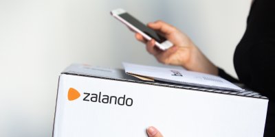 Balíček Zalando v rukou