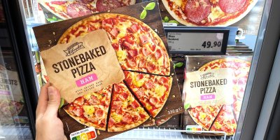 Mražená pizza za pár korun? Prošli jsme obchody a zjistili, která má nejvíc šunky