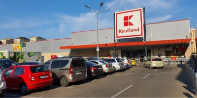 Chaos na parkovištích u supermarketů: Češi neznají základní pravidla s předností a bezohlednost nemá meze