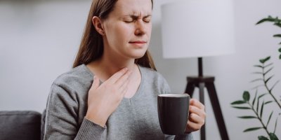 Bolí vás v krku a polykání je utrpení? Zmrzlina může ulevit víc než čaj, radí lékař