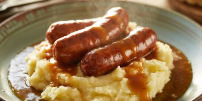 Recept na pečenou klobásu s cibulovou omáčkou a bramborovou kaší