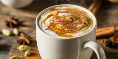 Chai latte: Domácí kořeněný čaj s krémovým mlékem, který připravíte za 15 minut