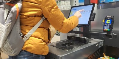 První města zavedla daň ze samoobslužných pokladen. Obchody mají platit 13 000 Kč ročně za každou
