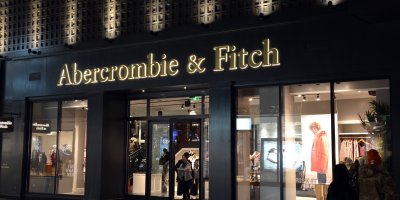 Stejná cena, ale horší materiál. Abercrombie & Fitch čelí kritice kvůli dámským svetrům
