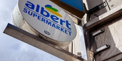 Logo supermarketu Albert na fasádě domu