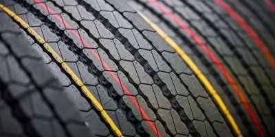Detail pneumatik s barevnými proužky
