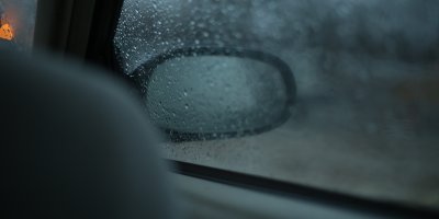 Zamlžená okna v autě může zhoršit jediné tlačítko. Řidiči ho často používají špatně