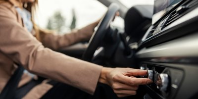 Vypínáte v autě klimatizaci na celou zimu? Mechanik vysvětluje, proč to není vůbec dobrý nápad