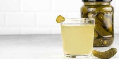 Pijete lák z kyselých okurek? Nutriční terapeut upozornil na riziko, které většina lidí přehlíží