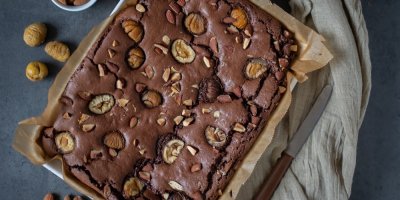 Čokoládové brownies s jedlými kaštany. Podzimní dezert, který je uvnitř krásně vláčný