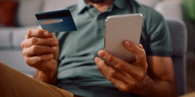 Platby přes mobil čeká změna. Banka má nově ověřovat, komu platíte