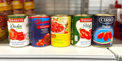 Stejná plechovka rajčat za 15 i 50 Kč. Prošli jsme české supermarkety a našli obrovské rozdíly