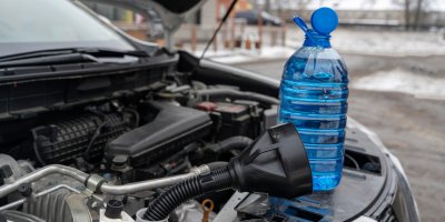 Dolili jste zimní kapalinu do ostřikovačů? Jedna přehlížená věc může při mrazech způsobit problémy