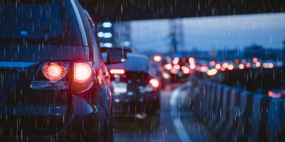 Máte v autě světla nastavená na AUTO? Za deště vás tahle zdánlivá maličkost může stát 5 000 Kč
