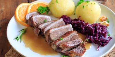 Pečená husí prsa s červeným zelím a bramborovými knedlíky