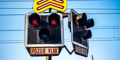 Bílé světlo bliká, přesto nesmíte vjet. Tahle chyba vás může uvěznit na kolejích