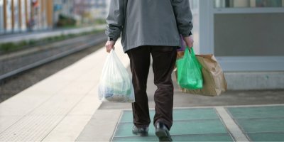 Taška za peníze, sáček zdarma. Ministerstvo vysvětluje, kdy musí zákazník zaplatit i za tenký sáček