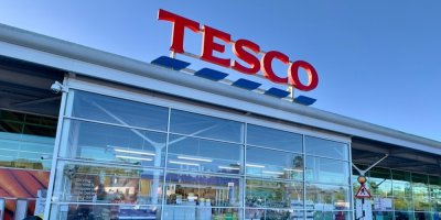 Velké přesuny na českém trhu. Majitel Albertu kupuje Tesco, vstoupí i na Slovensko