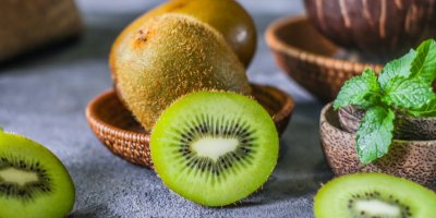 Rozkrojené a celé kiwi na stole