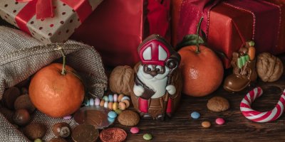 Mikulášská nadílka: čokoládová figurka Mikuláše, bonbony, lentilky, lízátko, pomeranče, ořechy