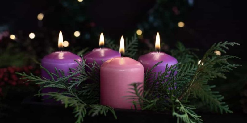 1. adventní neděle je skoro tady! Svíčky na věnci by měly mít fialovou a růžovou barvu, má to dobrý důvod