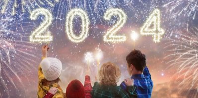 Lidé u ohňostroje vítají nový rok 2024