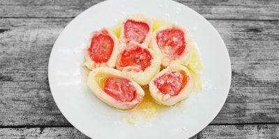 Jednoduché tvarohové knedlíky jako od babičky plněné ovocem