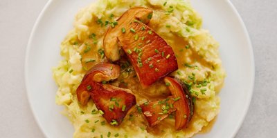 Dušené houby s bramborami a kapustou. Neuvěříte, jak může být tato kombinace chutná!