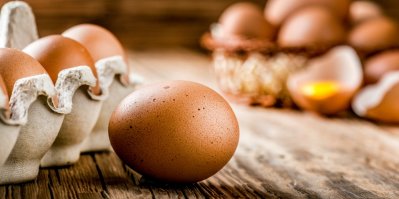 Detail vejce na stole a v pozadí vejce v platu