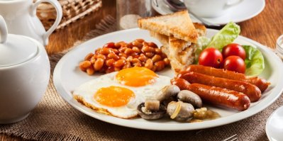 Plná anglická snídaně: vajíčka, rajčata, párek, slanina, fazole, houby a toust