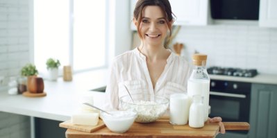 Zakysané mléčné výrobky na táce, které nese žena