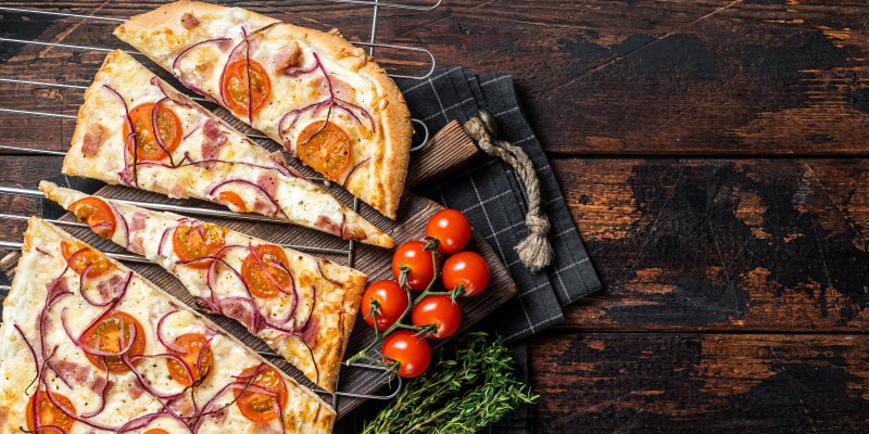Do alsaského cibulového koláče se zamilujete na první ochutnání. Chutná líp než pizza a upečený je za 5 minut