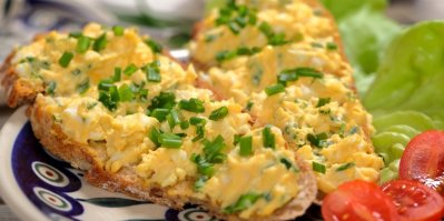 Zbyla vám velikonoční vajíčka? Vyzkoušejte 5 jednoduchých receptů na skvělé vajíčkové pomazánky.