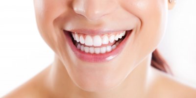Oil pulling je účinná alternativní metoda ústní hygieny, která pomáhá detoxikovat ústní dutinu i celý organismus.