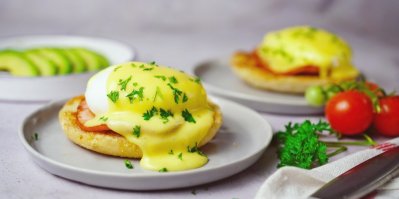 Holandská omáčka a vejce Benedikt na šedém talířku