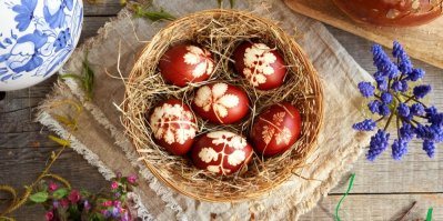 Velikonoční vajíčka se tradičně zdobí například přírodním barvením a batikou z listů rostlin