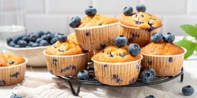Borůvkové muffiny naskládané na sobě