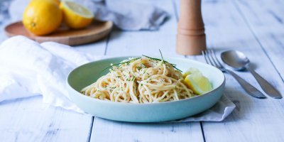 Špagety s citronem, mascarpone a pažitkou