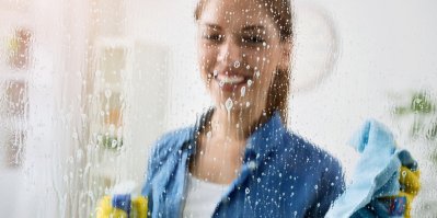 Žena myje okna
