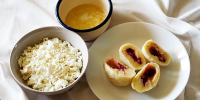 Tvarohové jahodové knedlíky s tvarohem a rozpuštěným máslem