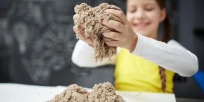 Kinetický písek zabaví vaše děti na celé hodiny