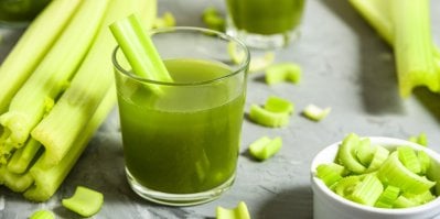 Řapíkatý celer a celerová šťáva ve sklenici