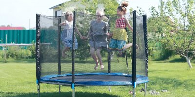 Skákání více dětí na trampolíně najednou může být zábavné, ale není zrovna bezpečné